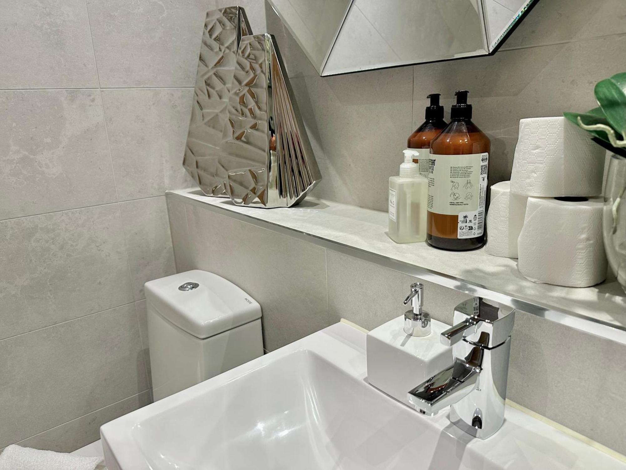 Superior Apartment In Cardiff City Centre Buitenkant foto